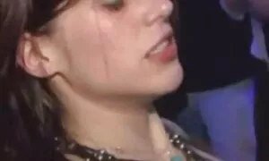 او زنی را که بی حرکت بود بغل کرد و بوسید فیلم سکسی جنده ها