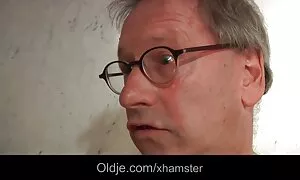 یک کشاورز باریک یک خروس بزرگ دارد فیلم سکسی از دوجنسه ها