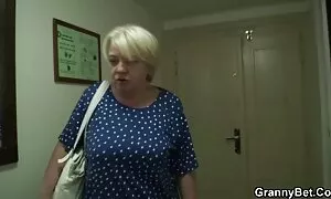 همه استراحت می کنند و در رابطه جنسی سكس هاي زيبا بد درگیر می شوند