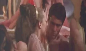 یک زن دانلود فیلم های سکسی دوجنسه ها به رنگ صورتی دارای مرد سیاه است